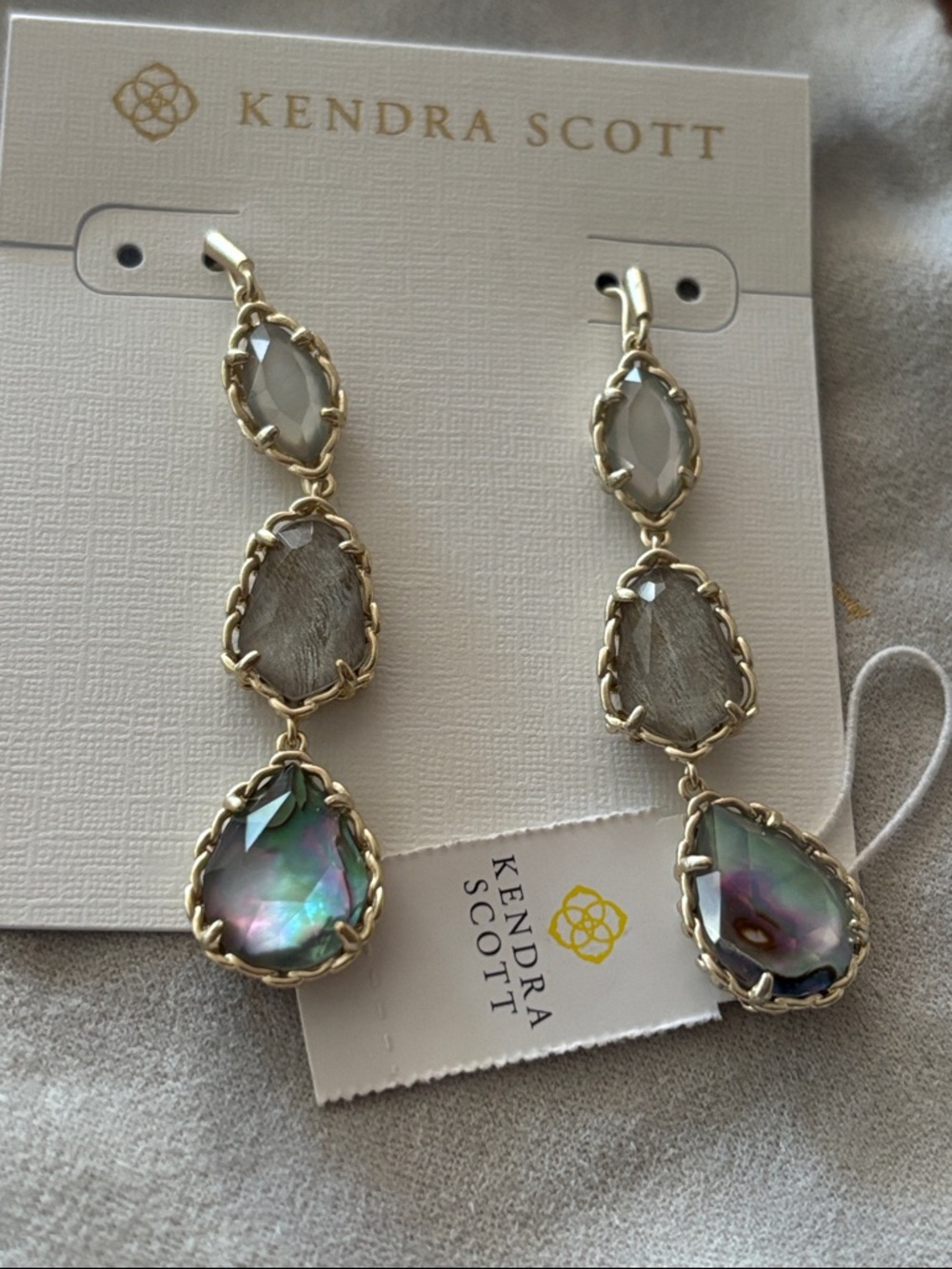 NWT Kendra Scott Gwenyth linear earrings 
Beautiful in pouch